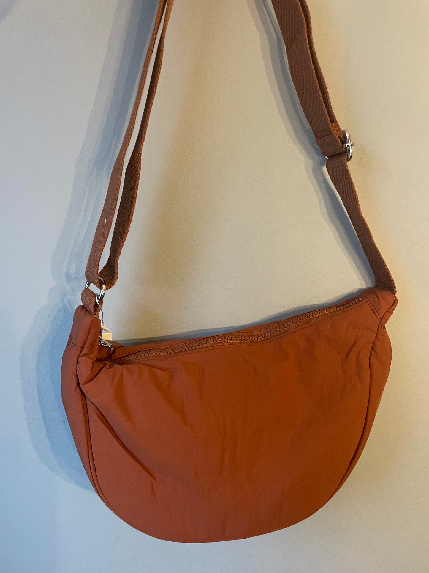 Half moon cross body bag - brown