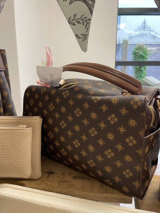 Stylish bag with lovely carry handle