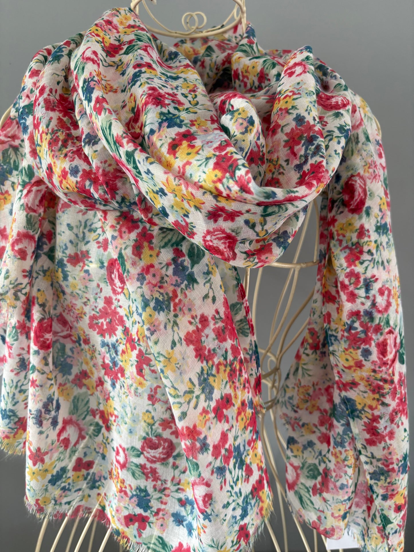 Pretty red flowers scarf