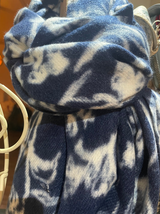 Super cosy scarf - blue and white