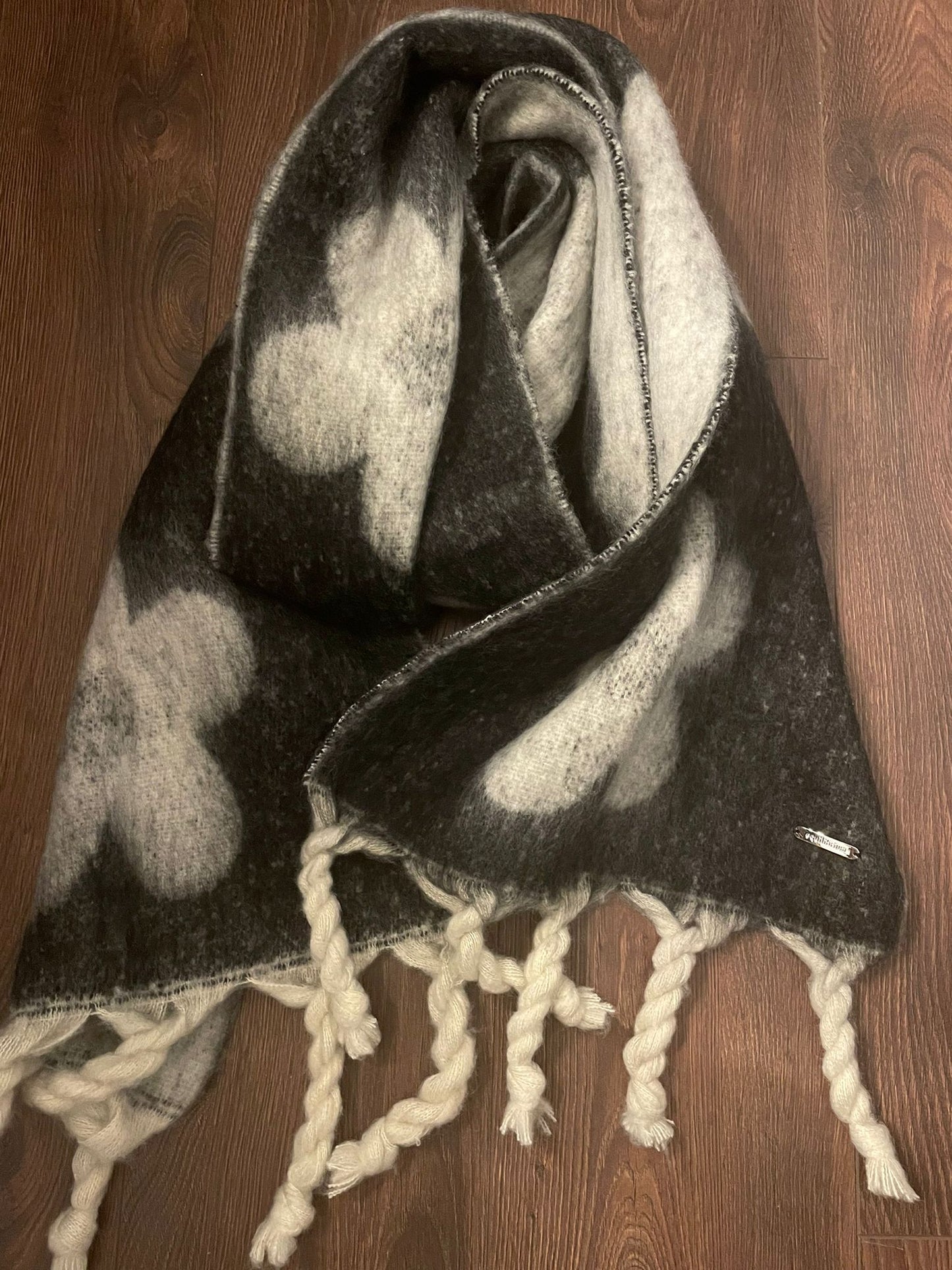 Super cosy flower scarf -charcoal & cream